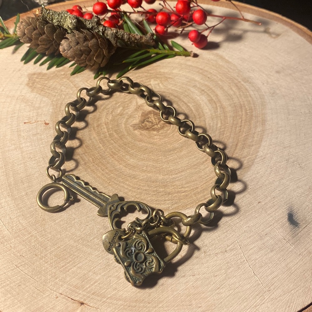 Bracelet with key, lock, heart detail. Bronze.